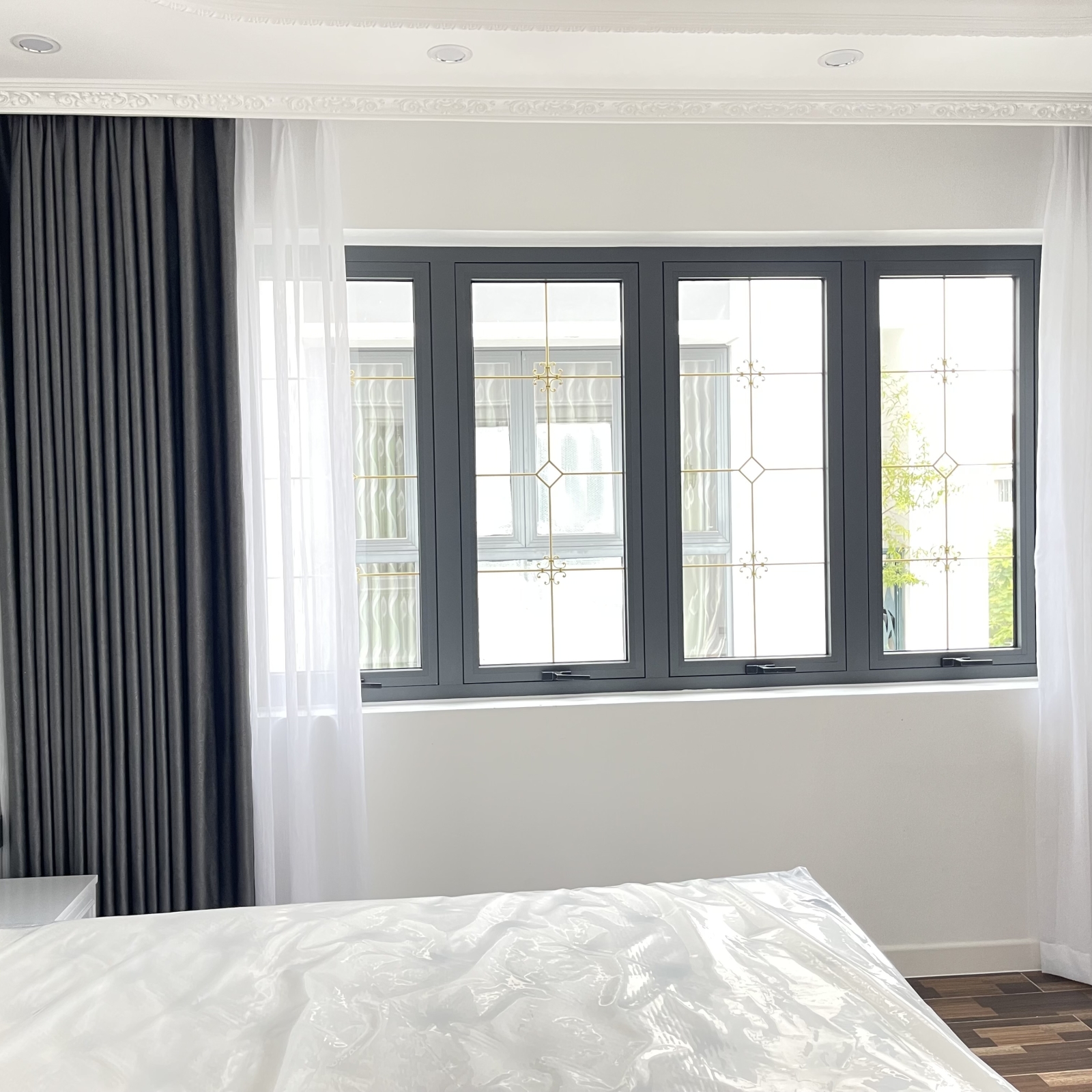 CỬA SỔ MỞ TRƯỢT 4 CÁNH NÂU NHÔM MAXPRO