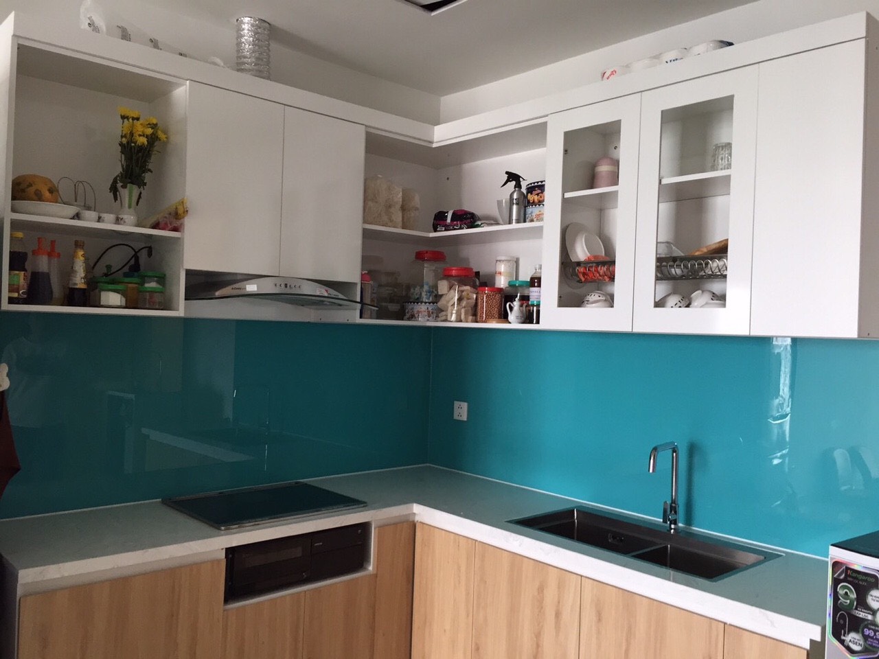 KÍNH BẾP KẾT HỢP MÀU SẮC BẮT MẮT