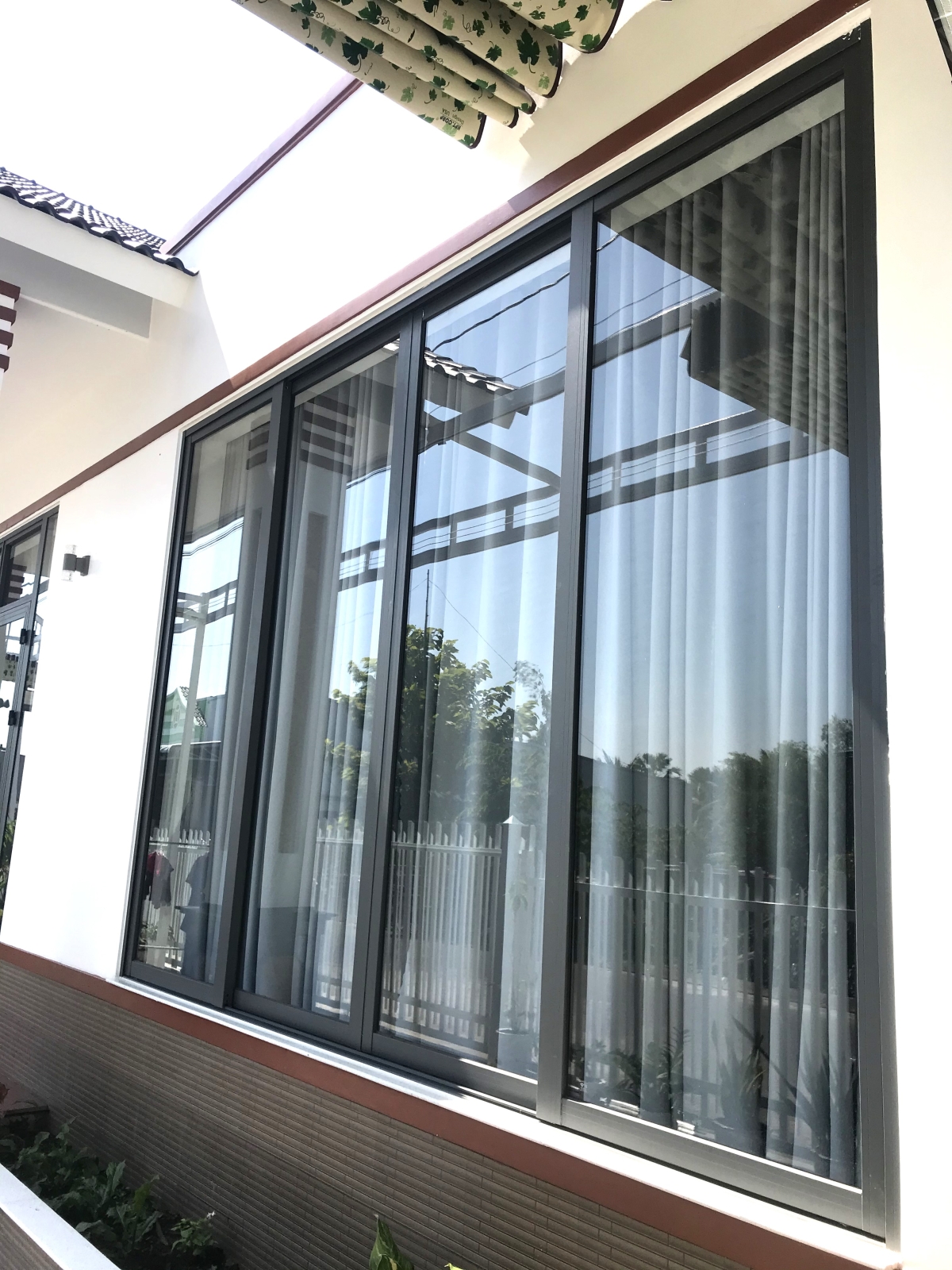 CỬA SỔ 4 CÁNH MỞ TRƯỢT NHÔM MAXPRO MÀU NÂU NHẬP KHẨU