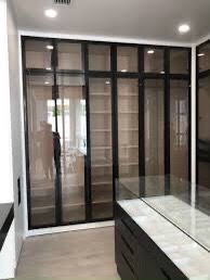 TỦ NHÔM NỘI THẤT MÀU ĐEN, KÍNH CƯỜNG LỰC 8MM XÁM KHÓI