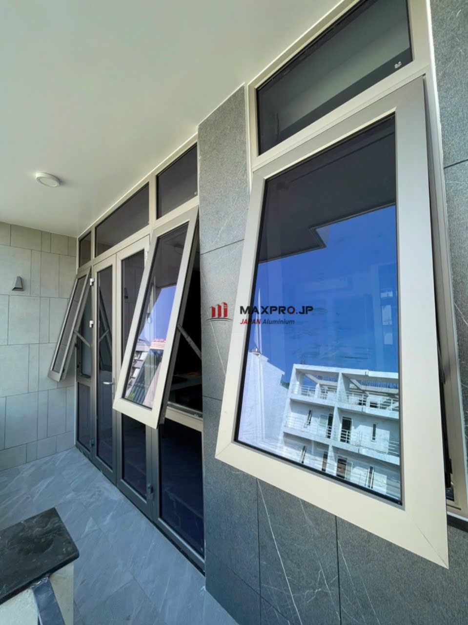CỬA SỔ MỞ HẤT 1 CÁNH NHÔM MAXPRO NHẬP KHẨU CHÍNH HÃNG