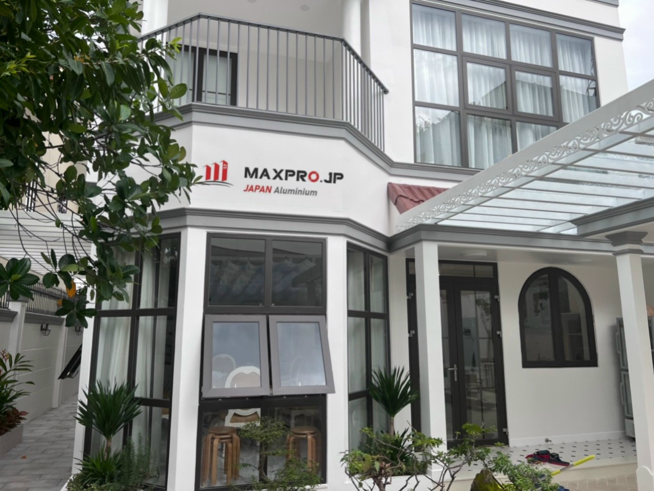 Cửa đi và cửa sổ nhôm Maxpro Japan kính dán an toàn